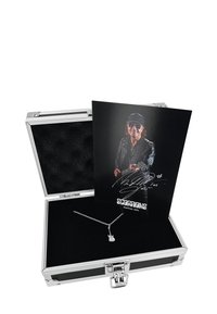 Collana d'argento a forma di chitarra, esposta in una custodia rivestita di velluto nero. Include una scheda autografata di Matthias Jabs, con sfondo nero.