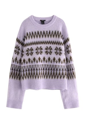 Vaalean lilat neulepaita, jossa on pyöreä pääntie ja ruskea-valkoinen geometrinen kuvio. Valmistettu pehmeästä, teksturoidusta neuloksesta.