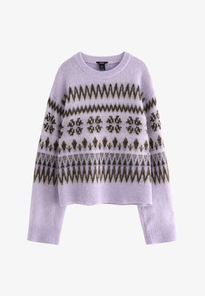 Lyse lilla sweater med rund halsudskæring, der har et geometrisk mønster i brune og hvide farver. Fremstillet af blødt, struktureret strikmateriale.