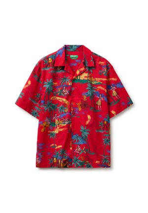 Czerwona hawajska koszula z krótkim rękawem z palmami, tancerzami hula, kwiatami i napisem "Aloha Hawaii" w kolorowe tropikalne wzory.