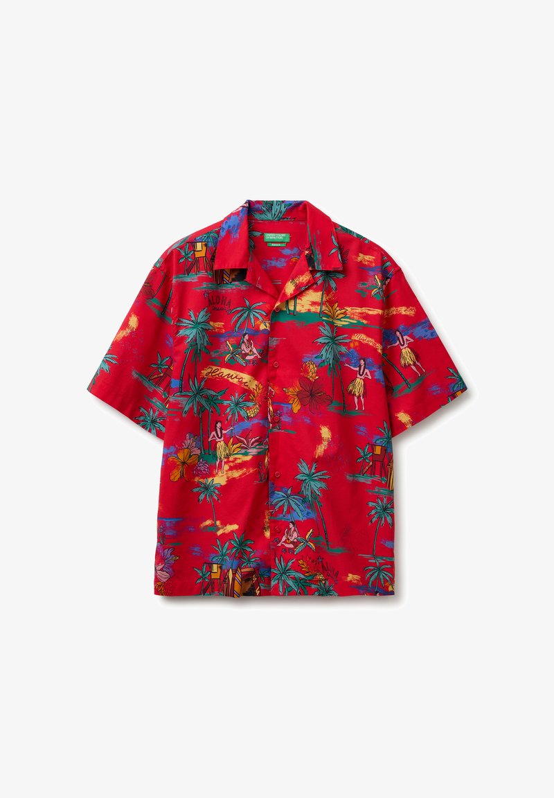 Camicia hawaiiana rossa a maniche corte con palme, ballerine di hula, fiori e scritta "Aloha Hawaii" in motivi tropicali colorati.