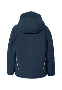 Μαρινί κοστούμι softshell με κουκούλα, που διαθέτει ελαστικές μανσέτες, πλευρικά πάνελ και ανακλαστικές λεπτομέρειες για καλύτερη ορατότητα. Λείος υφασμάτινος χαρακτήρας, χωρίς ορατούς κλειδώματα.