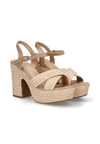 Sandalias de plataforma beige con un diseño de tiras trenzadas, tacón estructurado y correa ajustable en el tobillo, con un acabado de cuerda texturizada.