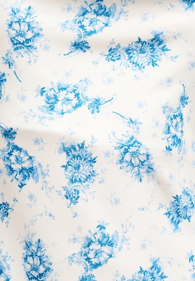 Μπλε λουλουδάτα σμήνη με φύλλα και στροβιλισμούς σε λευκό φόντο που σχηματίζουν ένα επαναλαμβανόμενο διακοσμητικό μοτίβο.