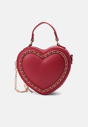 Borsa a forma di cuore rossa realizzata in pelle liscia con un accento in catena dorata e una maniglia superiore, dotata di una tracolla removibile.