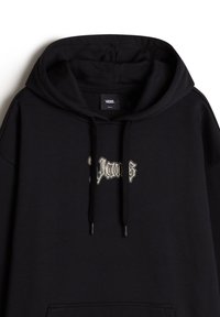 Schwarzer Hoodie aus Baumwolle mit einer Fronttasche, Kapuze mit Kordelzug und einem Logo in gotischer Schrift auf der Brust. Glatte Textur. Größe klein.