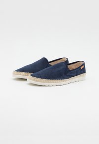 Scarpe slip-on navy con upper testurizzato, rifinitura in juta intrecciata attorno alla suola e una leggera suola in gomma per aderenza e comfort.