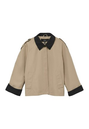 Chaqueta beige con cuello y puños negros, que presenta una cremallera frontal, dos bolsillos laterales y epaulettes en los hombros con botones.