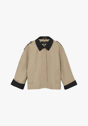 Chaqueta beige con cuello y puños negros, que presenta una cremallera frontal, dos bolsillos laterales y epaulettes en los hombros con botones.
