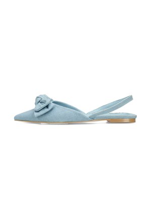 Ballerines slingback en tissu bleu clair avec un bout pointu et un détail de nœud décoratif à l'avant. Semelle plate et design minimaliste.