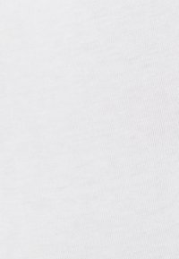 Witte katoen stof met een gladde textuur en fijn geribbeld patroon, gelijkmatig geweven zonder versieringen of opmerkelijke details.