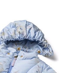 Ljusblå puffjacka med huva, prydd med katttryck. Guldknappar och dragkedja förbättrar designen. Mjuk och slät textur.