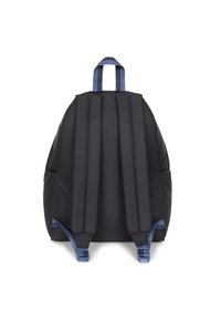 Zaino nero con schiena imbottita e spallacci blu regolabili. Dotato di una maniglia superiore per il trasporto e un design spazioso. Nessuna tasca visibile.