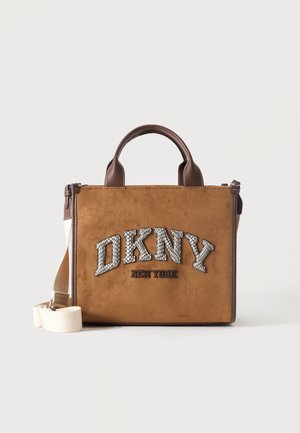 Bruine rechthoekige handtas met donkere handvatten en een crèmekleurige schouderband, met getextureerde "DKNY" en "New York" logo's aan de voorkant.