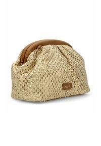 Bolso de paja trenzada en dorado con una apertura de cuero marrón. Forma suave y redondeada con un acento decorativo de logo. Superficie texturizada con un diseño casual.