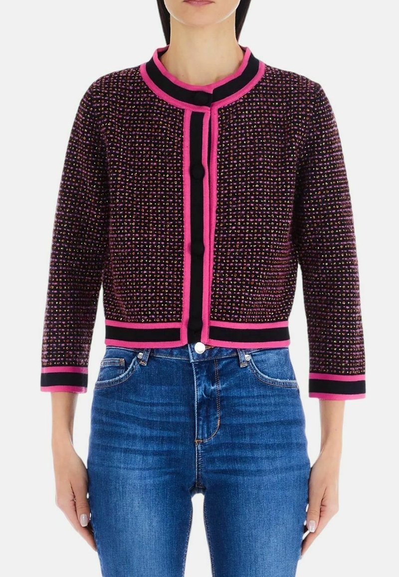 Giacca in maglia con base nera e riflessi multicolori, rifiniture rosa e chiusure a bottoni. Maniche a tre quarti e vestibilità strutturata.