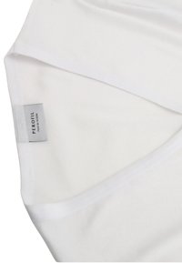 Indumento in cotone bianco con una consistenza morbida, dotato di un'etichetta con la scritta "PEROFIL Filo di Scozia." Design semplice senza motivi o dettagli.