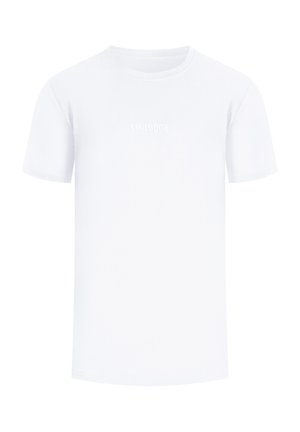 Camiseta blanca de manga corta hecha de algodón, con un sutil logo en relieve en la parte frontal, diseño de cuello redondo y un ajuste estándar.