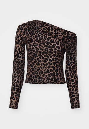 Dlouhý rukáv, top jednoho ramene v hnědé látce s černým vzorem leopardího tisku a texturovanými akcenty kolem ramene.