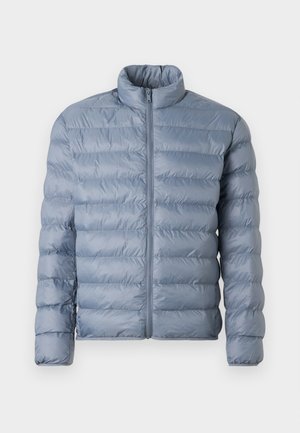 Šviesiai mėlynas pūkinis švarkas su aukštu apykakle, pilnu užtrauktuku priekyje ir horizontaliai siūtu tekstūru. Pagamintas iš blizgaus, vandeniui atsparaus audinio.