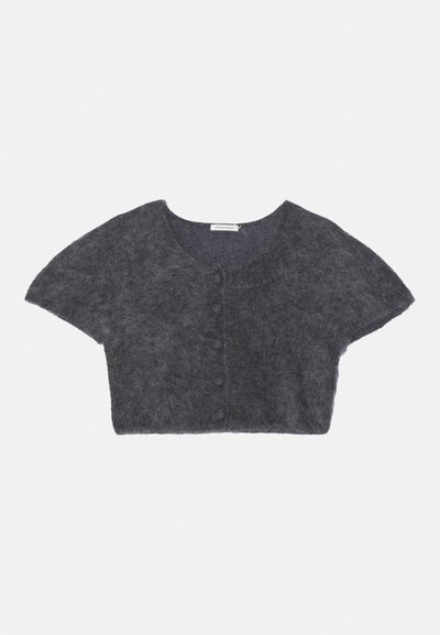 Cardigan corto grigio scuro con maniche corte, realizzato in materiale morbido e texturizzato, con collo rotondo e cinque bottoni abbinati sulla parte anteriore.