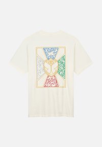 Lichtcrème katoenen t-shirt met een gestileerd ontwerp met kleurrijke patronen in blauw, groen, rood en grijs, omrand met goud.