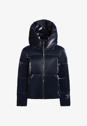 Veste matelassée bleu marine en matériau brillant, dotée d'une grande capuche, d'une fermeture éclair avant et d'un design texturé et matelassé.