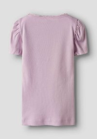 Jasnofioletowa bluzka z krótkim rękawem o prążkowanej strukturze, z bufiastymi rękawami i falbaniastym wykończeniem dekoltu, z prostym dołem.