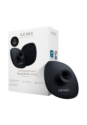 Brosse faciale intelligente noire GESKE 4-en-1 avec support ventouse, présentée à côté d’une boîte blanche du produit avec logos de récompenses et bénéfices de nettoyage.