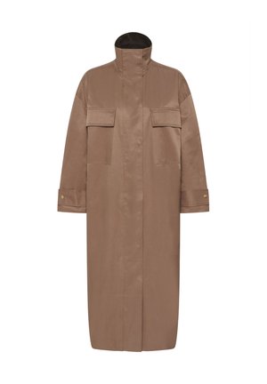 Lange bruine jas met hoge kraag, twee klepzakken aan de voorkant, manchetten met knoopbandjes en een verborgen sluiting aan de voorkant.