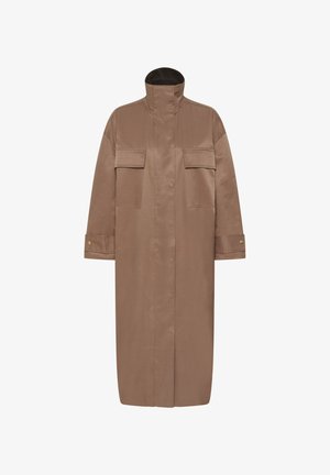 Pikk pruun mantel kõrge kraega, kahe ees oleva taskuklapiga, mansettrakside ja nuppudega ning peidetud eesisega.