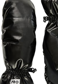 Zwarte waterdichte wanten van glanzend materiaal, met een geplooide pols voorzien van een verstelbare band en een getextureerde palm voor grip.