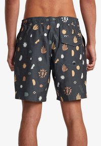 Svarta simshorts med en rad färgglada mönster, inklusive geometriska former och solar; har en bakficka och resårmidja.
