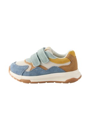Velcro-sneaker i multifarvet ruskind og mesh; har bløde teksturer, rund form, sål i gummigummi og lagdelte farveblokke i blå, gul og grøn.