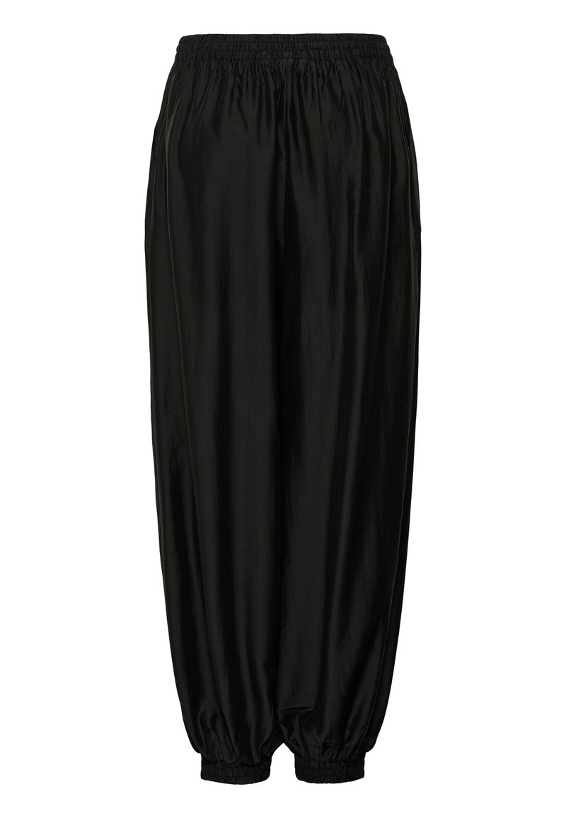 Pantalon noir ample avec taille élastique et poignets élastiques, confectionné dans un tissu brillant, présenté sur fond blanc.