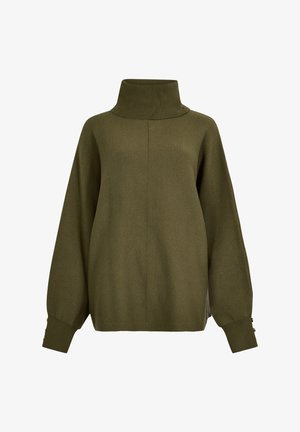 Suéter verde oliva con un cuello alto y doblado, mangas tipo murciélago y aberturas laterales. Presenta detalles de botones en los puños. Textura suave.