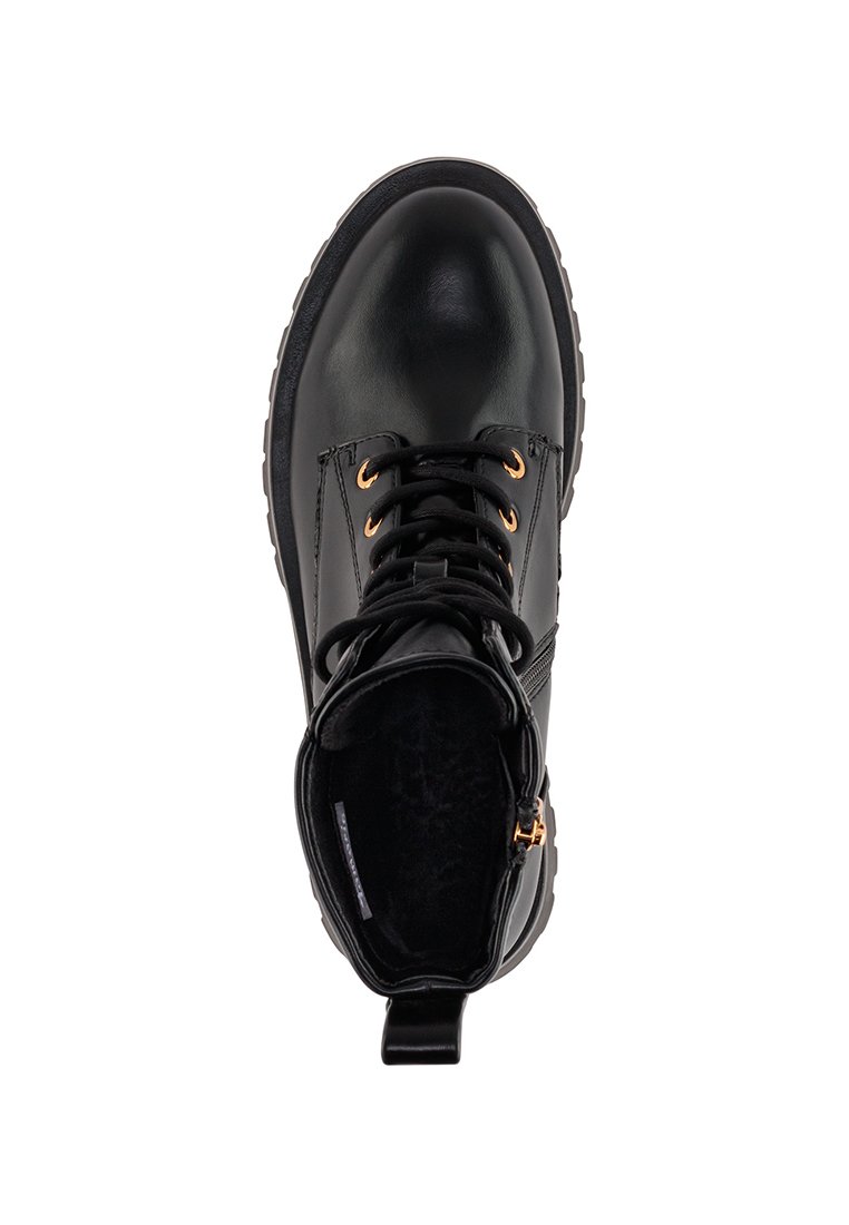 Schwarze Leder-Stiefelette mit runder Zehenpartie und robuster Sohle; ausgestattet mit goldfarbenen Beschlägen, Schnürsenkeln und einem inneren Fleece-Futter.