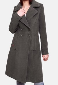 Ciemnoszary, dwurzędowy płaszcz wykonany z teksturowanej tkaniny, z dużym kołnierzem oraz dwoma przednimi kieszeniami z widocznym przeszyciem i detalami z guzikami.