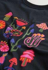 Abstrakte, bunte Pilze und Pflanzen mit roten, rosa, orangefarbenen, blauen und grünen Details auf schwarzem Stoffhintergrund.