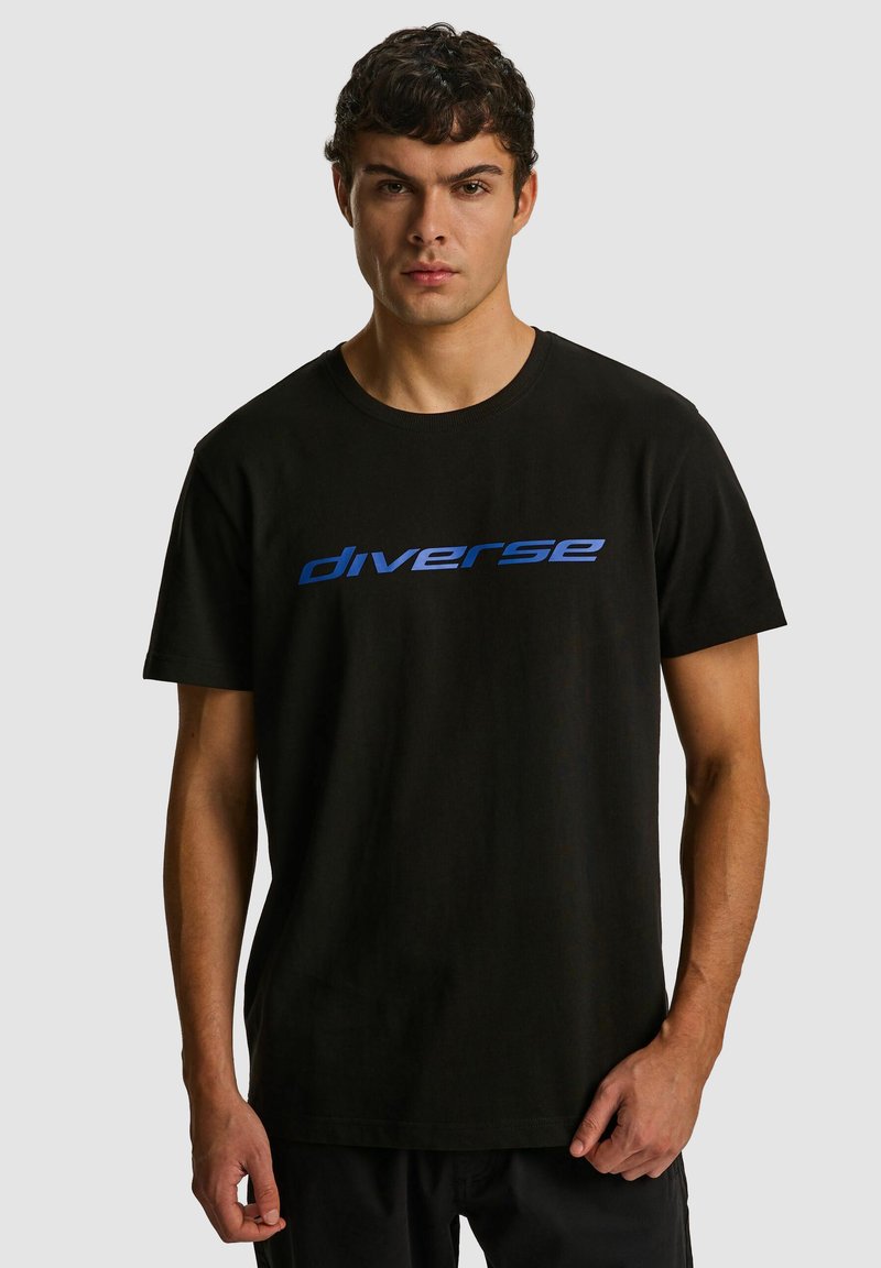 Czarny bawełniany t-shirt z okrągłym dekoltem, z niebieskim nadrukiem graficznym "diverse" na piersi i krótkimi rękawami.