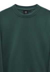 Sweat-shirt vert foncé à col rond, fabriqué en tissu doux. Comprend des manches longues et une étiquette à l'intérieur du col. Texture lisse.