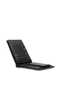 Portafoglio nero in pelle con finitura testurizzata, dotato di più slot per carte e di un comparto per contanti o monete. Design pieghevole con bordi lisci.