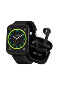 Zwarte smartwatch met een vierkante wijzerplaat, groene cijfers en een zwarte band, naast zwarte draadloze oordopjes in een oplaadcassette.