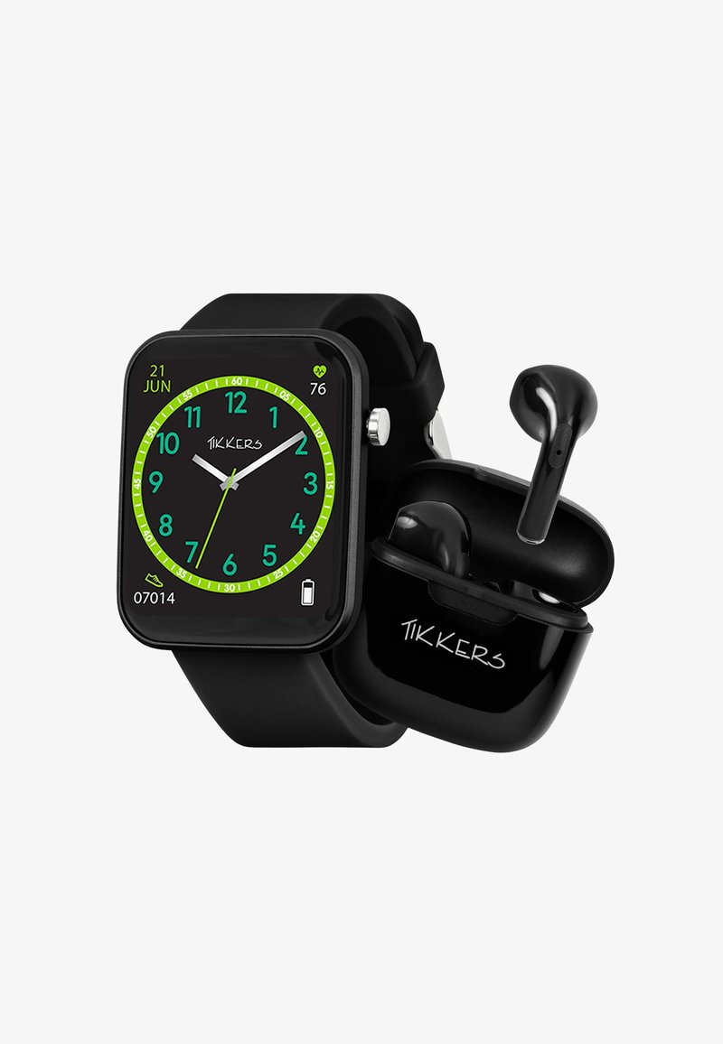 Zwarte smartwatch met een vierkante wijzerplaat, groene cijfers en een zwarte band, naast zwarte draadloze oordopjes in een oplaadcassette.