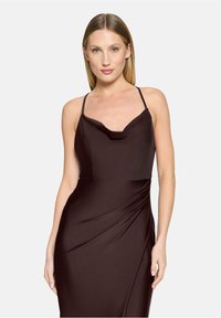 Robe de soirée en satin brun avec un col bénitier, des bretelles spaghetti et un drapé sur la jupe pour une silhouette ajustée.