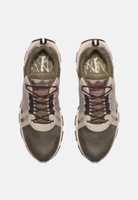 Tenisky s hnědým a béžovým síťovaným svrškem, burgundskými tkaničkami a černými akcenty. Obsahují vzorovanou stélku a gumovou podrážku.