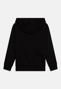 Sudadera negra con capucha amplia, mangas largas y puños de canalé. Tejido suave sin logotipos ni patrones visibles.