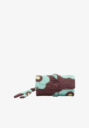 Złożony portfel z tkaniny z niebiesko-bordowym abstrakcyjnym kwiatowym wzorem, zabezpieczony dopasowanym paskiem i dwoma materiałowymi frędzlami przymocowanymi do zamka błyskawicznego.