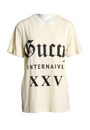 Crèmekleurig T-shirt met korte mouwen en zwarte tekst ""Gucci Internaive XXV"" in groot, gestileerd lettertype op de voorkant.