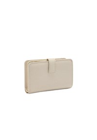 Beżowy portfel wykonany z gładkiego materiału syntetycznego, o prostokątnym kształcie, z bezpiecznym zapięciem na klapę oraz zaokrąglonymi krawędziami.
